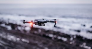drone vola vicino mare